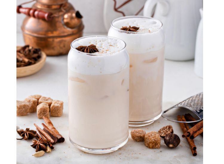 Recette Iced Chai Latte aux épices d’hiver et mousse de lait